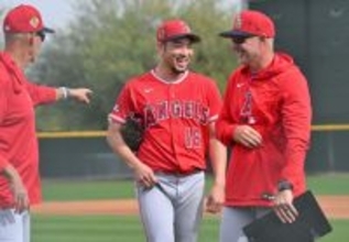 談笑する菊池　大リーグ