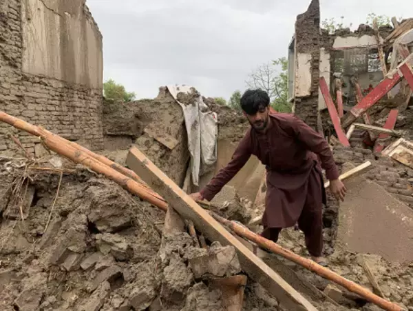 鉄砲水や地滑り、約１４０人死亡