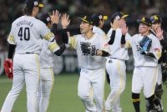 喜ぶ近藤ら　プロ野球