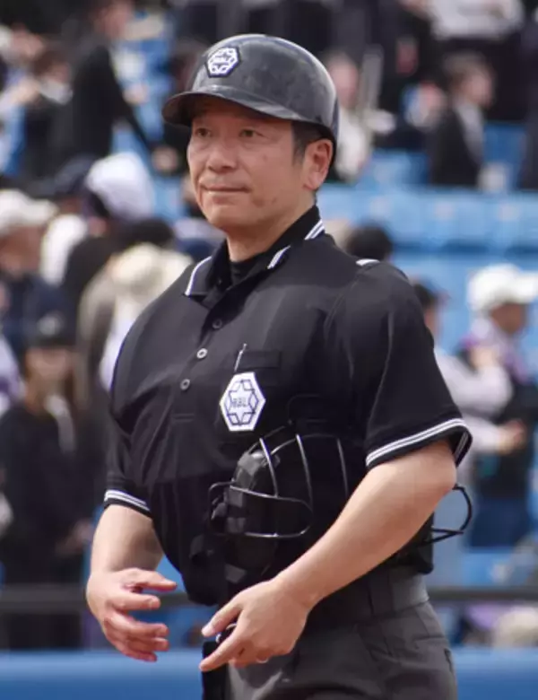 球審がヘルメット着用＝プロのバット直撃受け―東京六大学野球