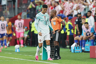 交代するロナルド　Ｗ杯サッカー