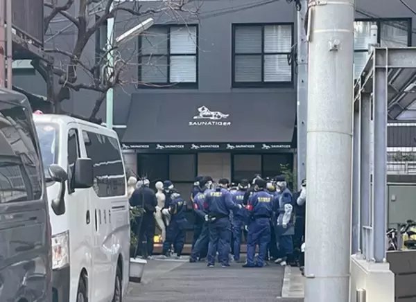 別室でもドアノブがたつく＝男性の手に皮下出血、ガラスたたいたか―サウナ死亡火災・警視庁