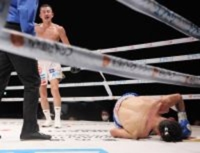 ダウンを奪う矢吹　ボクシング世界戦
