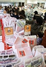 百貨店で初売り＝物価高、福袋に割安感