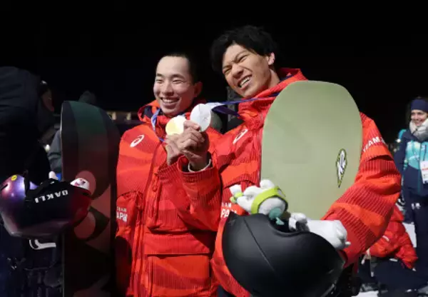 メダルを手にする木村と木俣　五輪