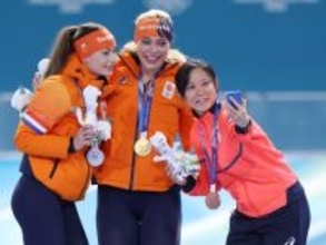 記念撮影する高木ら　五輪