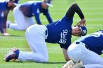 ストレッチする大谷　大リーグ