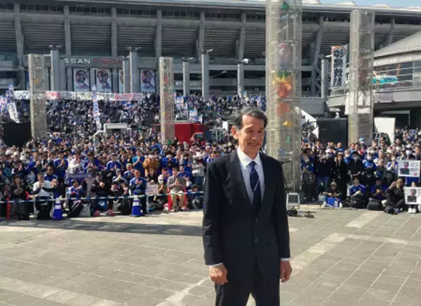 写真に納まる松永さん　Ｊリーグ