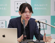 記者会見するチームみらいの安野党首