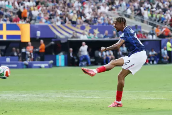 ゴールを決めるバルコラ　Ｗ杯サッカー