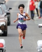 先頭を走る駒大の山川　全日本大学駅伝