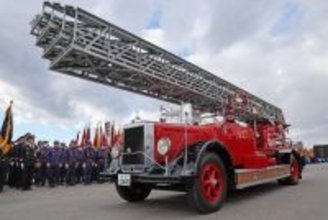 ベンツはしご車が半世紀ぶりに披露