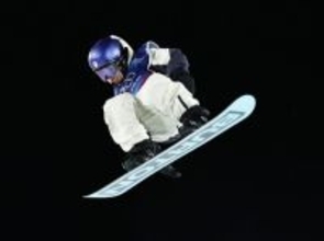 スノボ荻原、首位で決勝へ