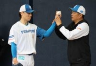 指導を受ける山崎　プロ野球