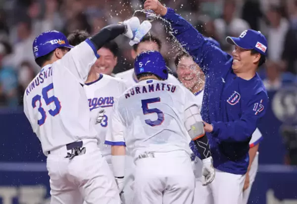 村松を迎える中日ナイン　プロ野球