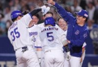 村松を迎える中日ナイン　プロ野球