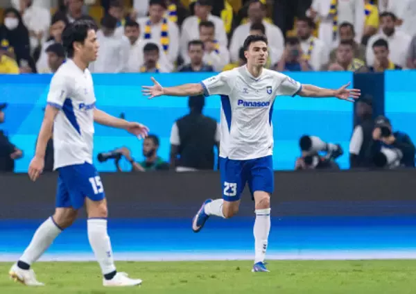 ゴールを決めたヒュメット　サッカー