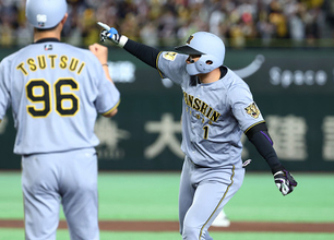 喜ぶ森下　プロ野球