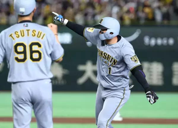喜ぶ森下　プロ野球