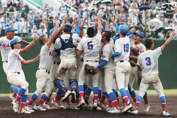 喜ぶ花咲徳栄ナイン　高校野球