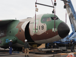 Ｃ１輸送機の分解作業を公開
