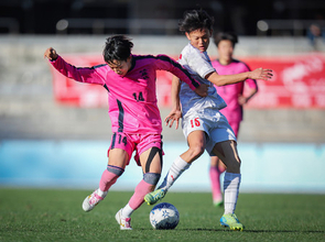 競り合う中村と岡本　高校サッカー