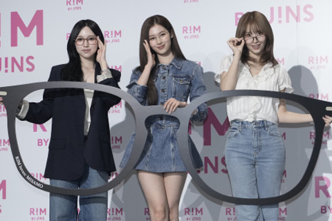 ＭＩＳＡＭＯ、メガネをかけて登場