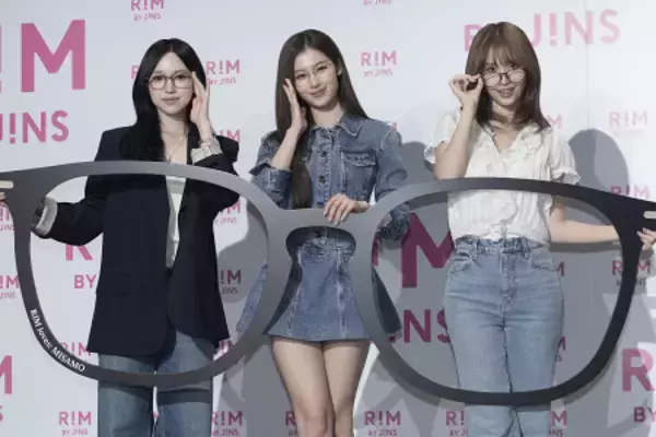 ＭＩＳＡＭＯ、メガネをかけて登場