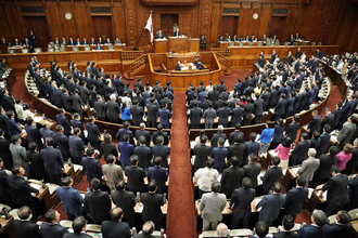 衆院、議員ボーナス据え置き可決
