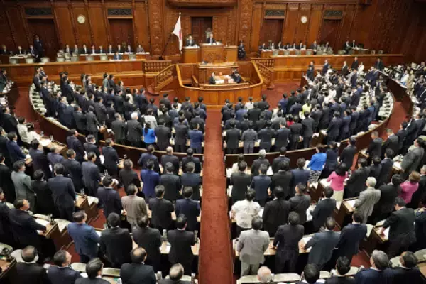 衆院、議員ボーナス据え置き可決