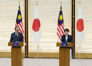 共同記者発表で発言する高市首相