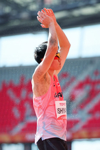 決勝で声援に応える石山