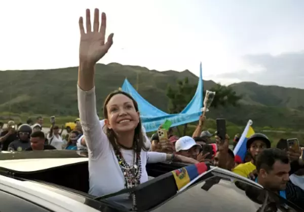 マチャド氏帰国、ロドリゲス暫定大統領は「見世物」と一蹴 ベネズエラ