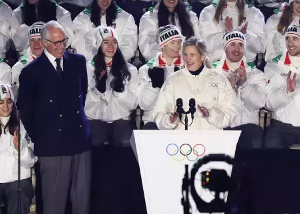 あいさつするコベントリー会長