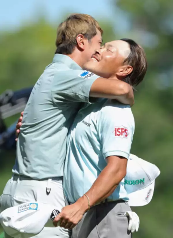 健闘をたたえ合う藤本と大堀