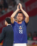 「交代する吉田　サッカー」の画像1
