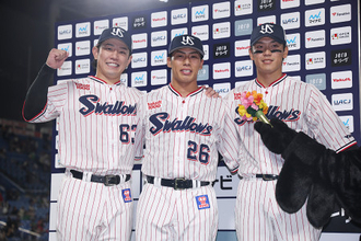 笑顔の増田ら　プロ野球