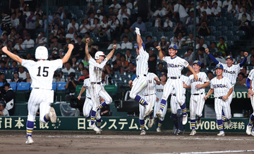 喜ぶ健大高崎の選手　高校野球