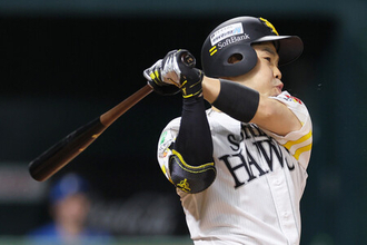 ソフトバンクの近藤、好投手から同点打＝プロ野球ＣＳ