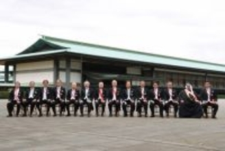 記念写真に納まる受章者