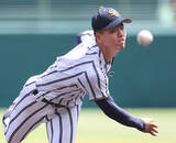 「力投する白樺学園先発の村端　高校野球」の画像1