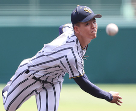 力投する白樺学園先発の村端　高校野球