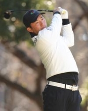 ティーショットを放つ金子　男子ゴルフ