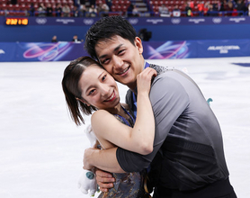 抱き合う三浦、木原組　五輪