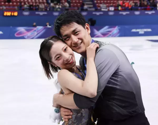 抱き合う三浦、木原組　五輪