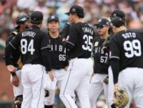 マウンドに集まる田中ら　プロ野球
