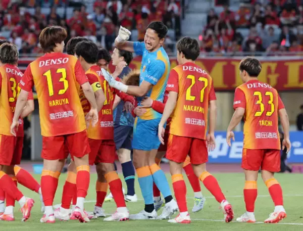 喜ぶシュミットら　Ｊリーグ