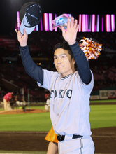 歓声に応える則本　プロ野球