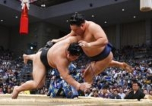 豊昇龍、初日に土