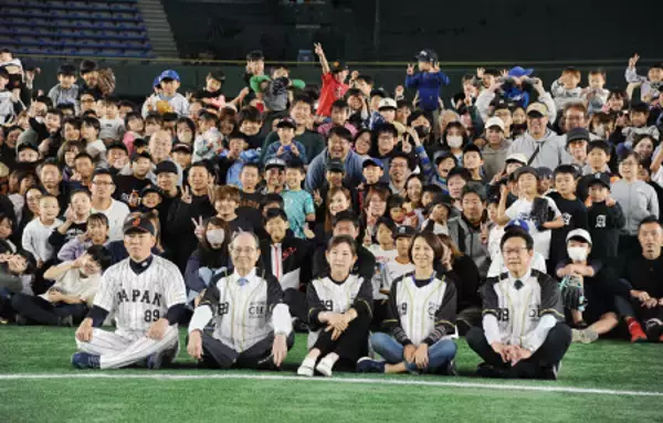 記念撮影での王さんら